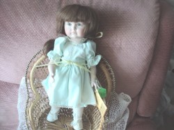 15'' ''MEG'' MEIN LIEBLING AUBURN PORCELAIN 1989 CANADA DOLL, TAG